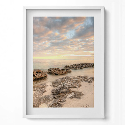 Függőleges kép keretben Tengerparti naplemente sziklák mellett