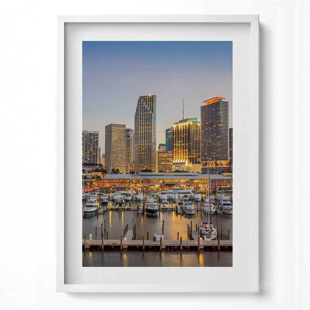 Függőleges kép keretben Városi kikötő naplementében