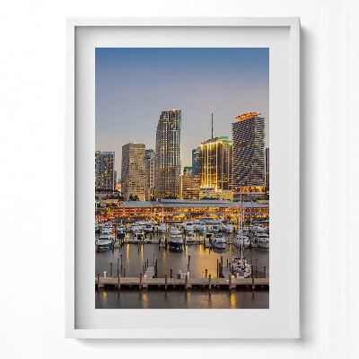 Függőleges kép keretben Városi kikötő naplementében