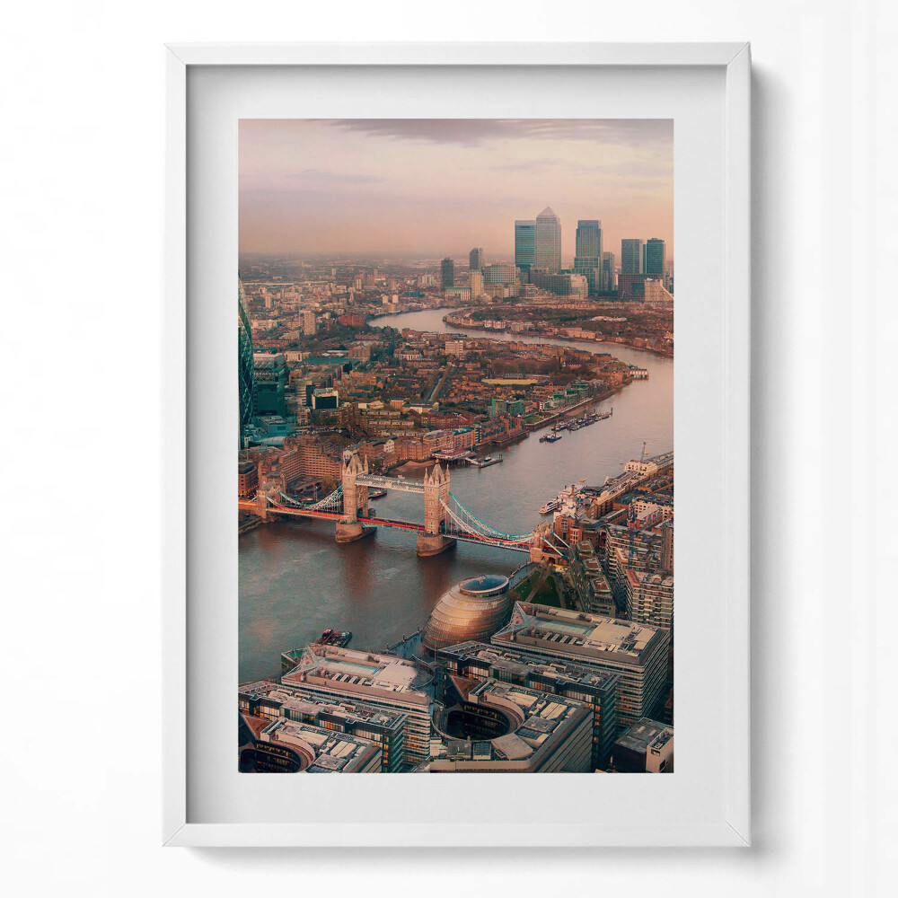 Függőleges kép keretben London híres hídja és városképe