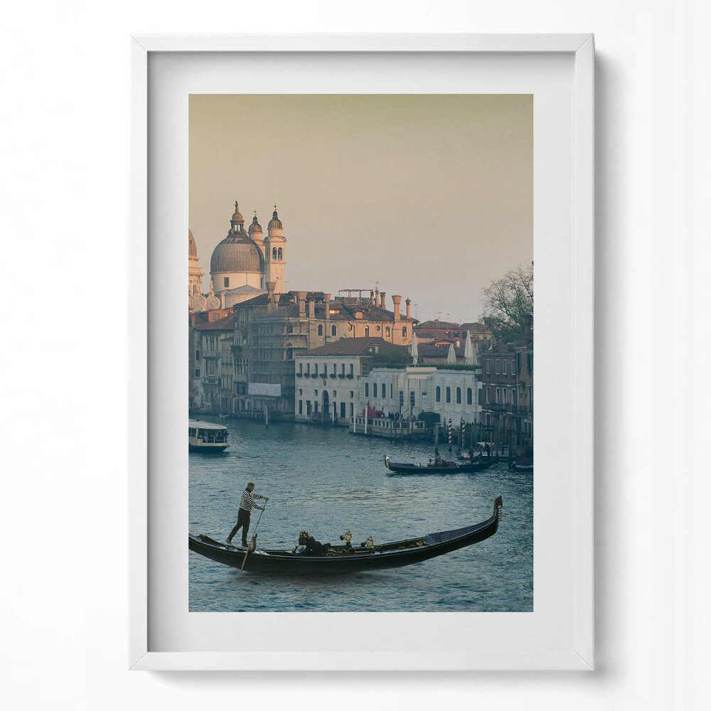 Függőleges kép keretben Velencei gondola a vízen