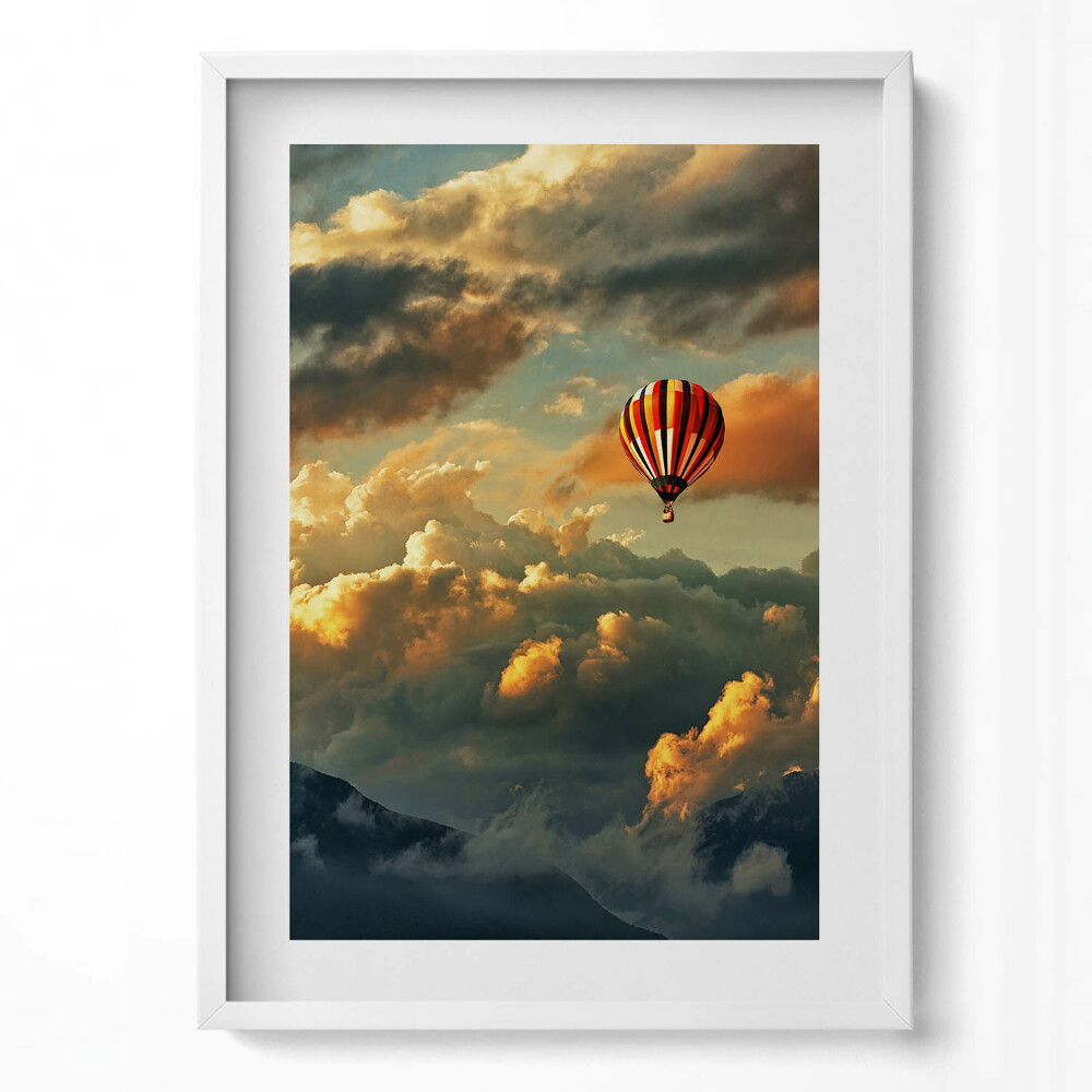 Függőleges kép keretben Léghajó a felhők felett