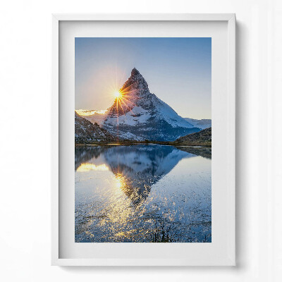 Függőleges kép keretben Hegyek és napfény tükröződése