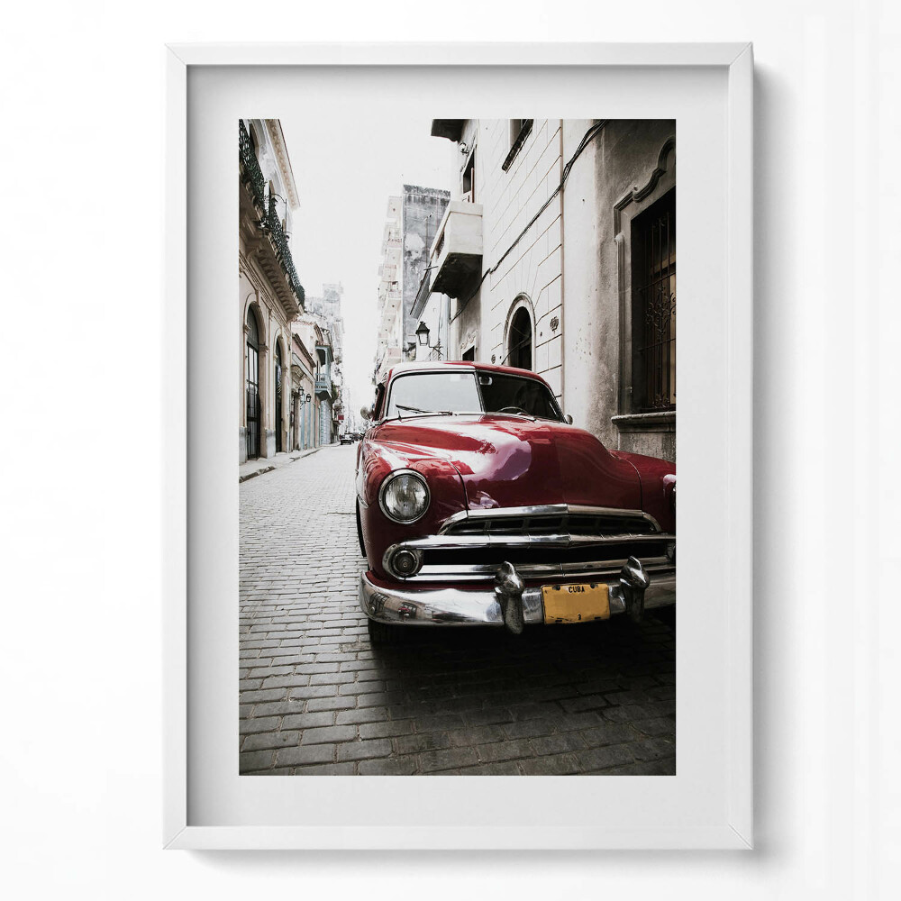 Függőleges kép keretben Régi piros autó egy keskeny utcában