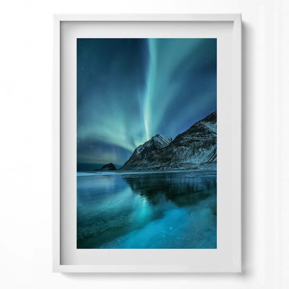 Függőleges kép keretben Északi fény a hegyek felett