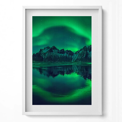 Függőleges kép keretben Északi fény hegyek felett