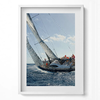 Függőleges kép keretben Vitorlás hajó a tengeren