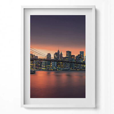 Függőleges kép keretben Híd és város skyline naplementében