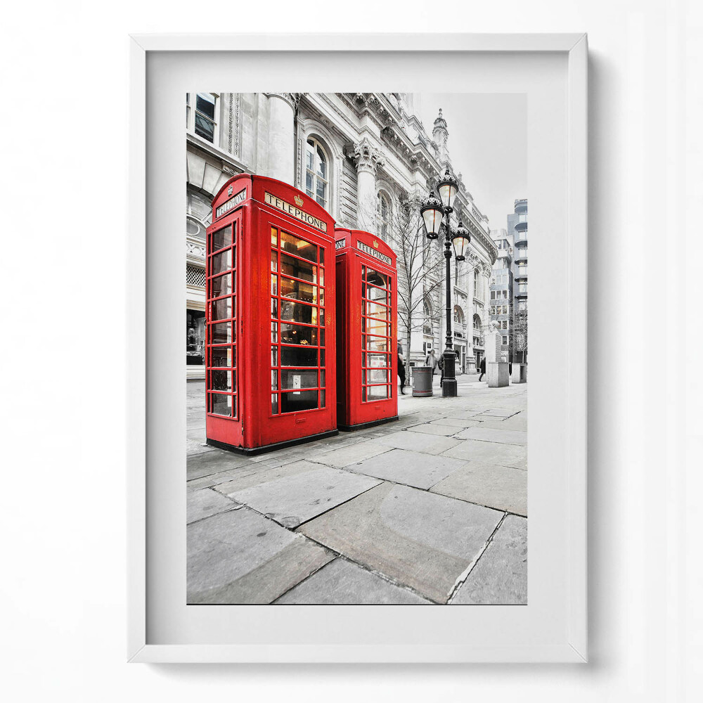 Függőleges kép keretben Piros telefonfülkék városi környezetben