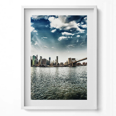 Függőleges kép keretben Városi táj vízpart felhős ég