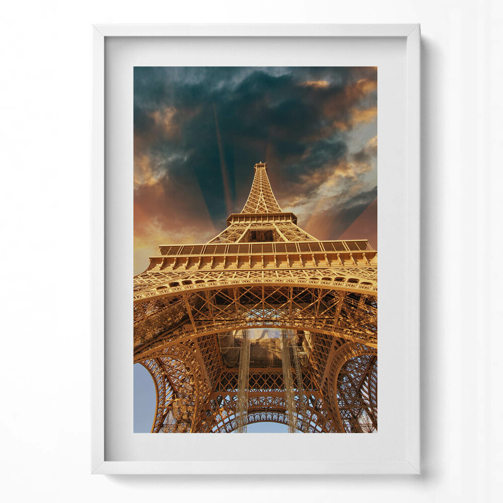 Függőleges kép keretben Eiffel-torony alulnézetből