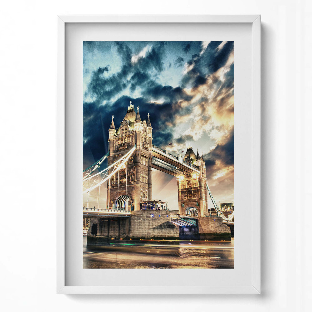 Függőleges kép keretben Tower Bridge éjszakai látképe