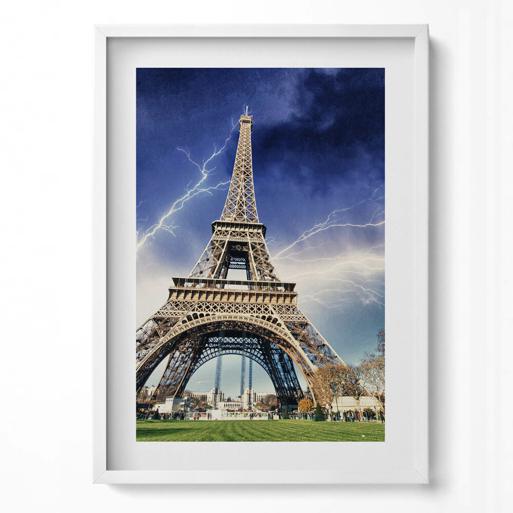 Függőleges kép keretben Eiffel-torony viharos háttérrel