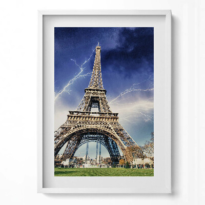 Függőleges kép keretben Eiffel-torony viharos háttérrel