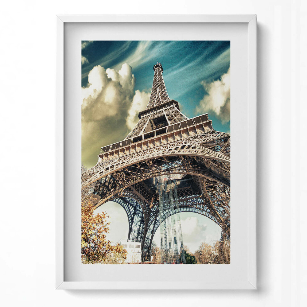 Függőleges kép keretben Eiffel-torony alulnézetből