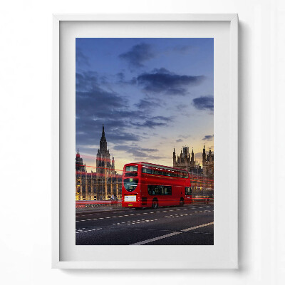 Függőleges kép keretben Piros busz a városban