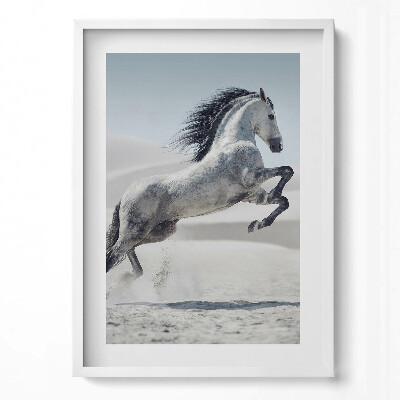 Függőleges kép keretben Futó ló a homokban