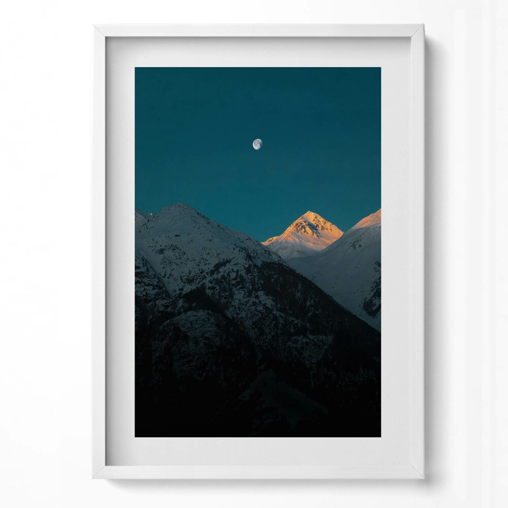Függőleges kép keretben Havas hegycsúcs és hold