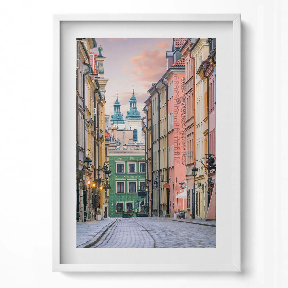 Függőleges kép keretben Színes városi utca templomtorony