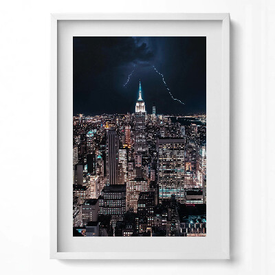 Függőleges kép keretben New York éjszakai látképe villámokkal