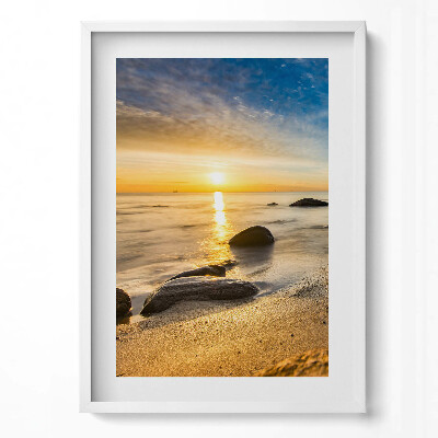 Függőleges kép keretben Nyugodt tengerpart kövek és naplemente