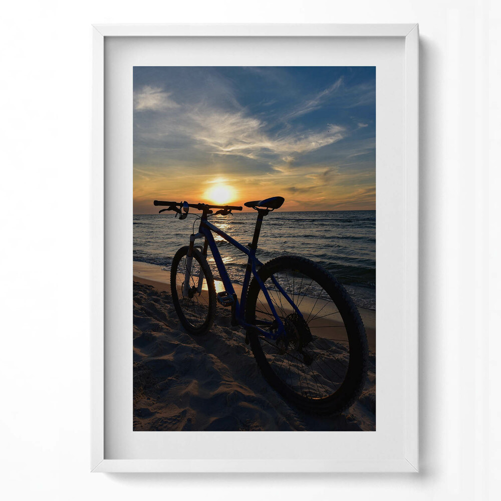 Függőleges kép keretben Naplemente kerékpárral a tengerparton
