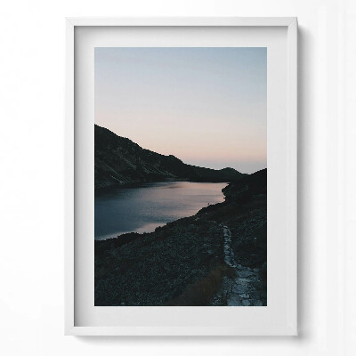 Függőleges kép keretben Hegyek és víz naplementében