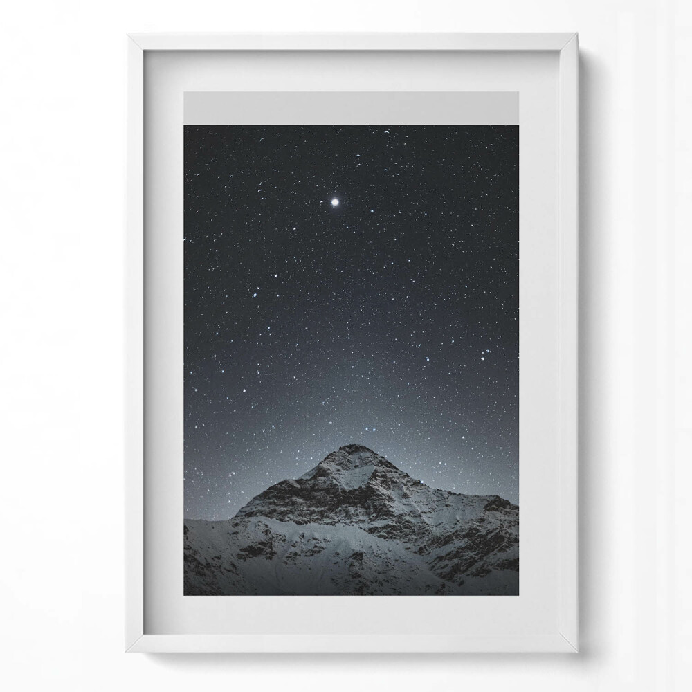 Függőleges kép keretben Csillagos égbolt és hegycsúcs