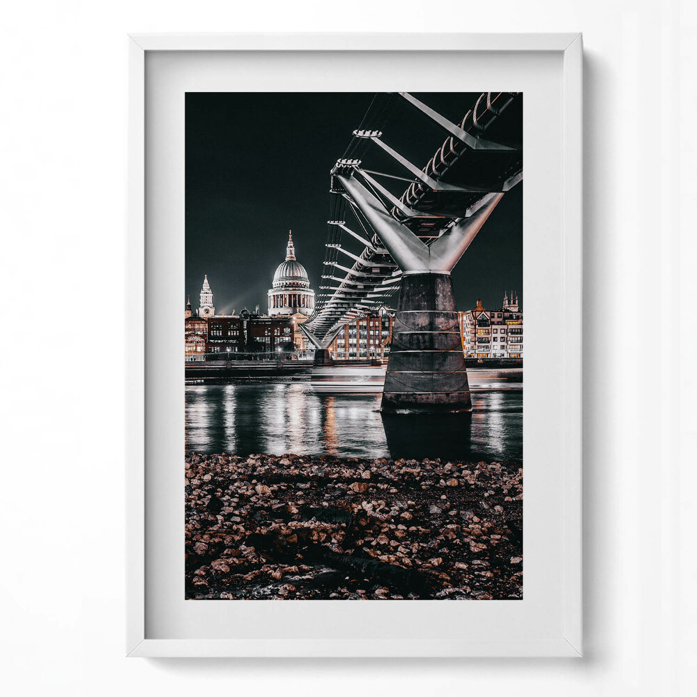 Függőleges kép keretben Híd és városi táj éjszaka