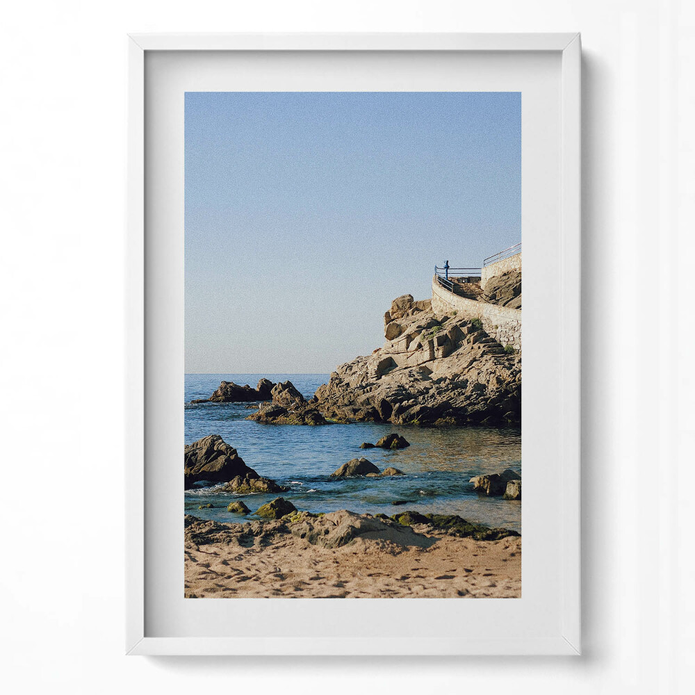 Függőleges kép keretben Tengerparti sziklákkal és kék vízzel