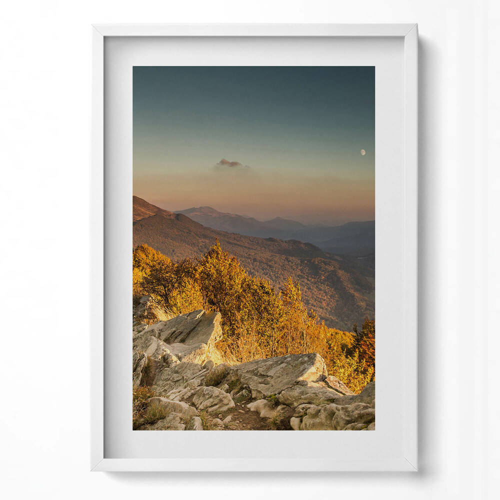 Függőleges kép keretben Hegyek naplementében sziklák között