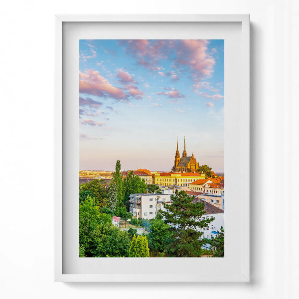 Függőleges kép keretben Városkép templommal és felhőkkel