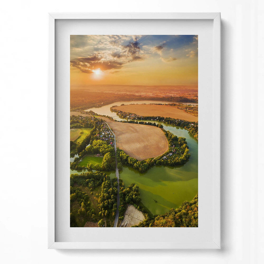 Függőleges kép keretben Naplemente a folyó felett