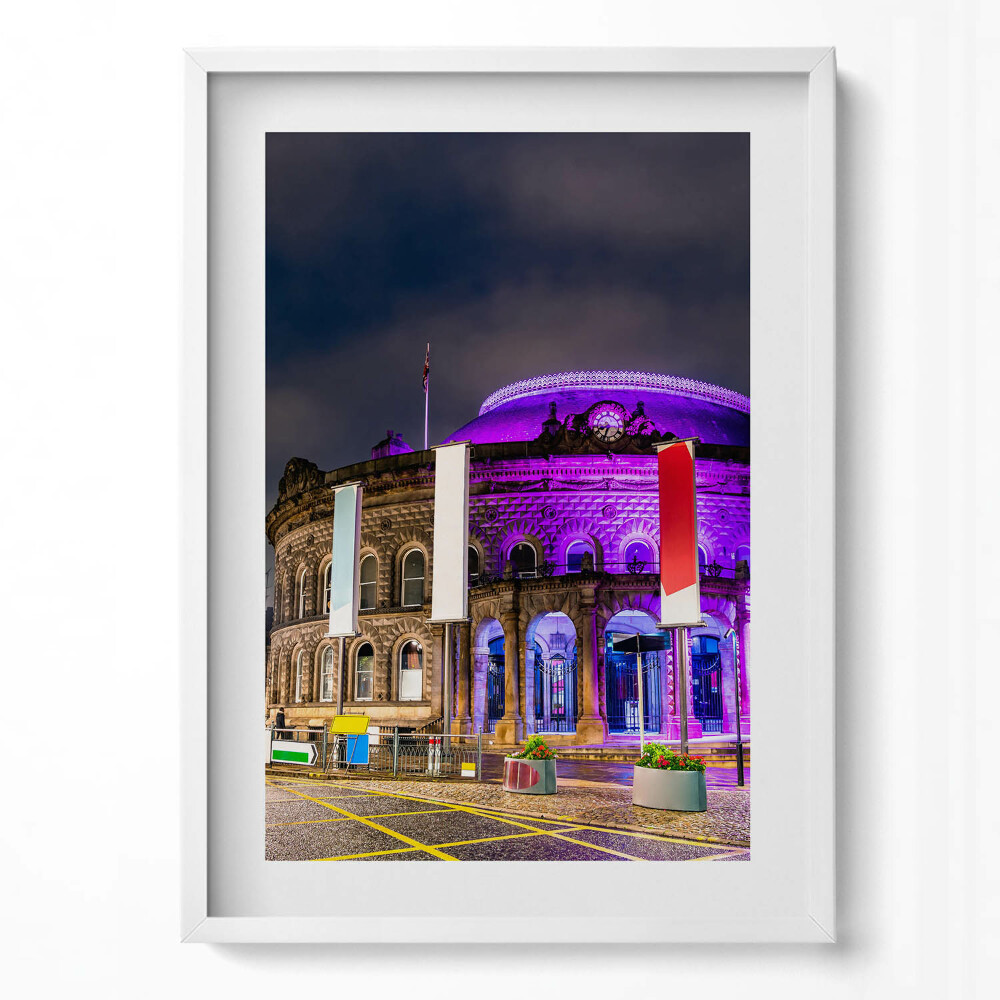 Függőleges kép keretben Modern épület éjszakai világításban