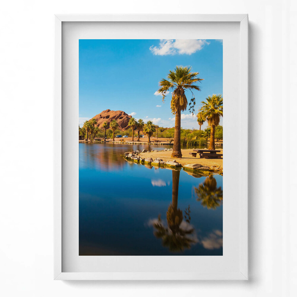 Függőleges kép keretben Tó pálmafák hegyek kék ég