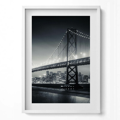 Függőleges kép keretben Fekete-fehér híd város háttérrel