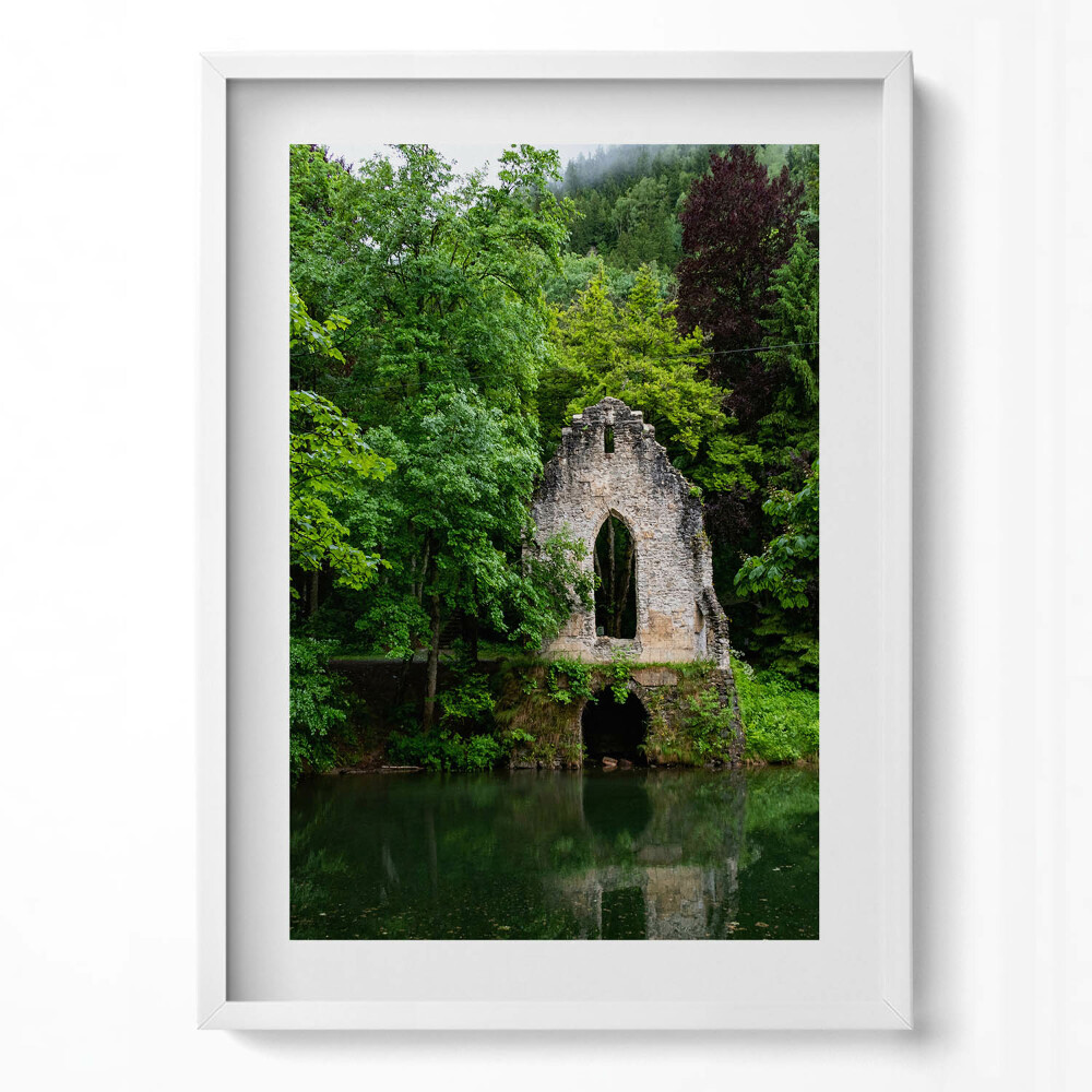 Függőleges kép keretben Romantikus rom zöld környezetben