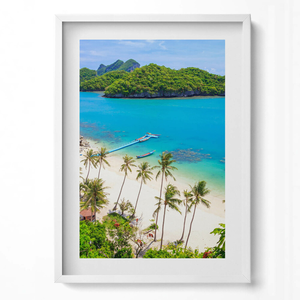 Függőleges kép keretben Trópusi tengerpart hajók pálmafák