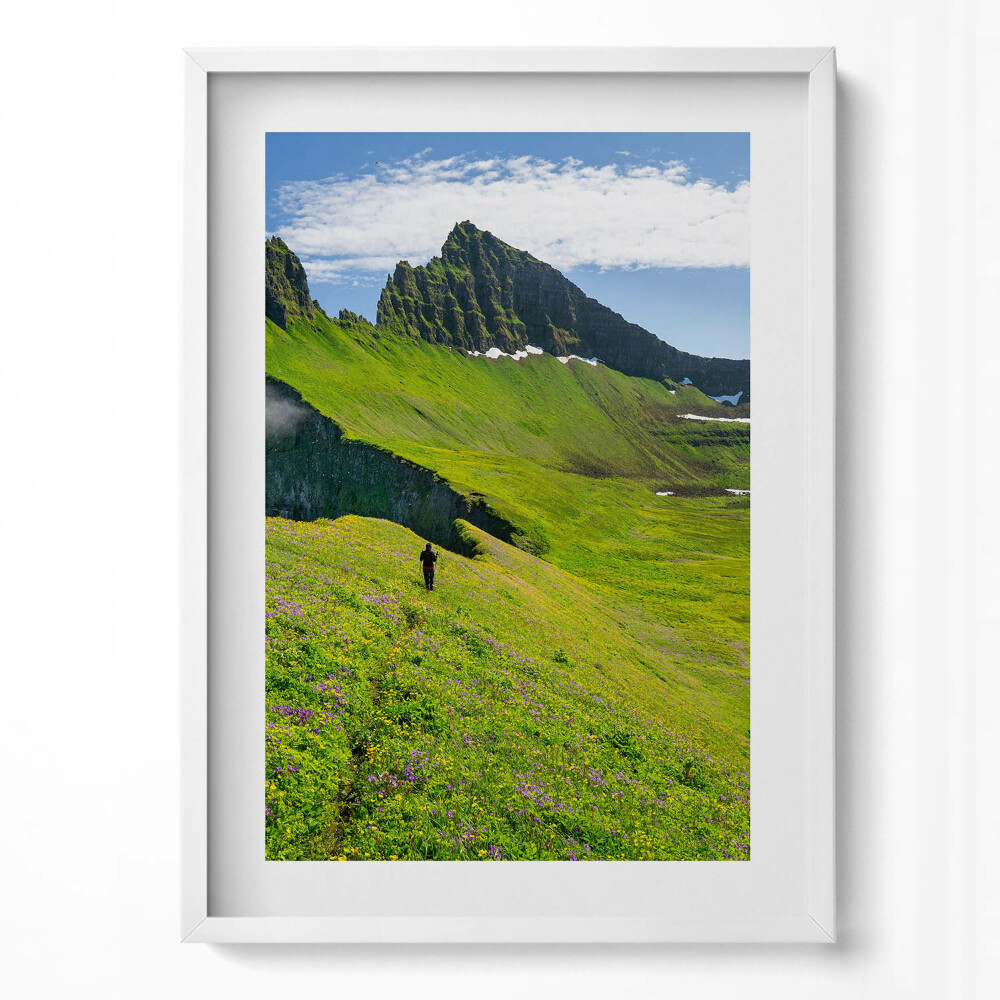 Függőleges kép keretben Zöld dombok hegyek felhők