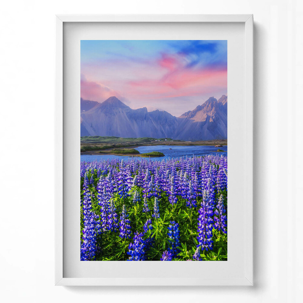 Függőleges kép keretben Lepkék és hegyek virágzó mezője