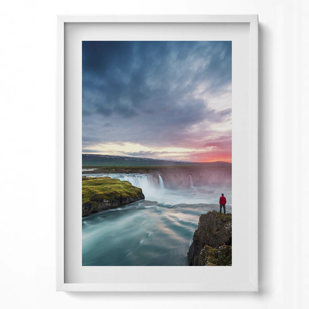 Függőleges kép keretben Vízesés naplementében sziklán álló ember