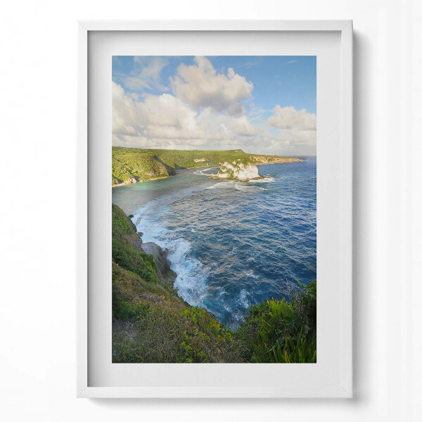 Függőleges kép keretben Tengerparti táj zöld dombokkal