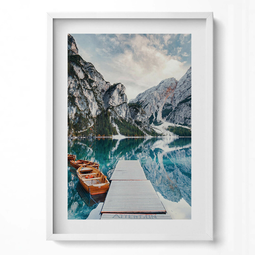 Függőleges kép keretben Tó hegyek csónakok híd