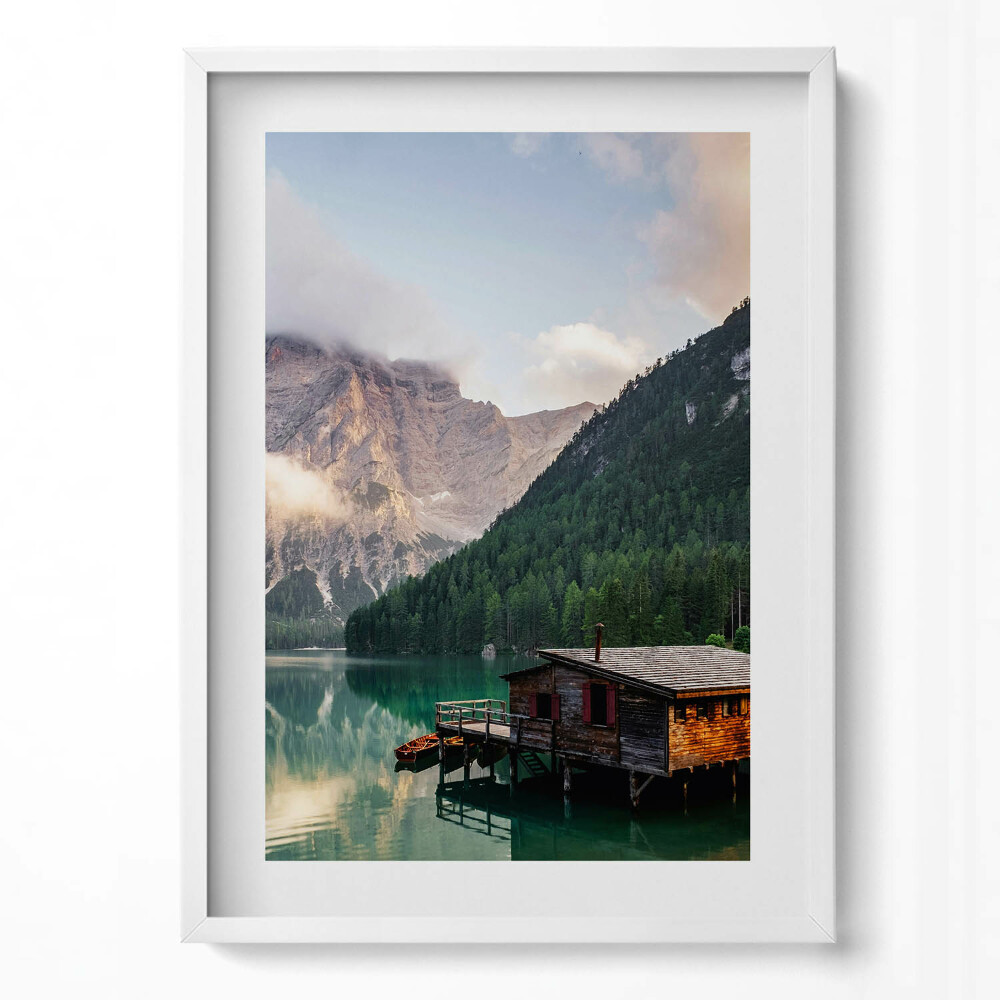 Függőleges kép keretben Tóparti faház hegyekkel