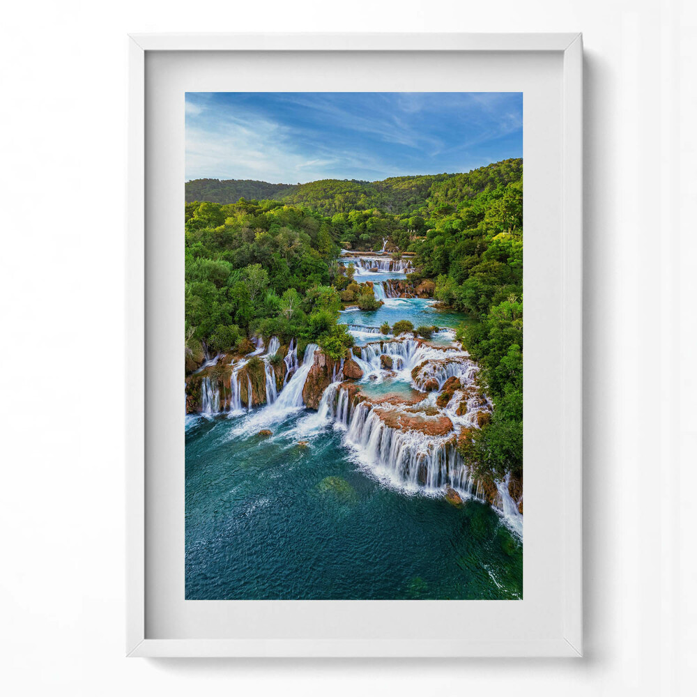 Függőleges kép keretben Vízesés zöld környezetben