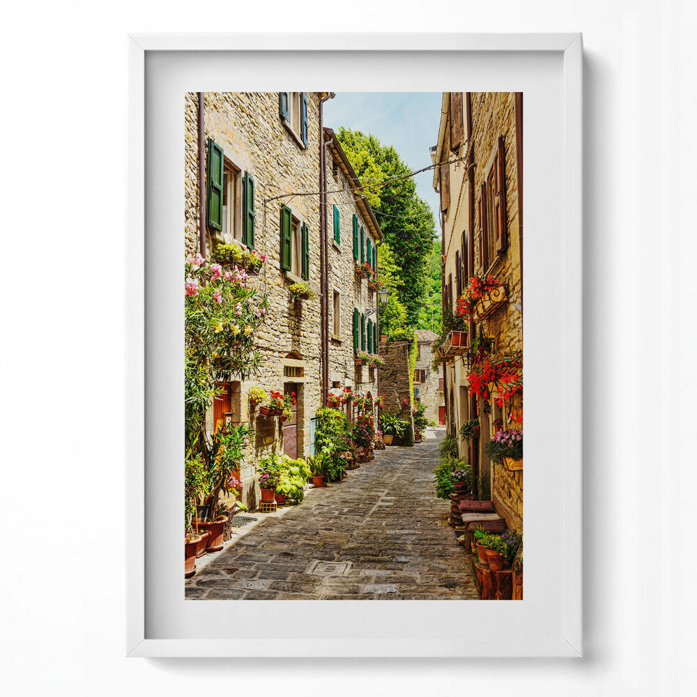 Függőleges kép keretben Szűk virágokkal díszített utcácska