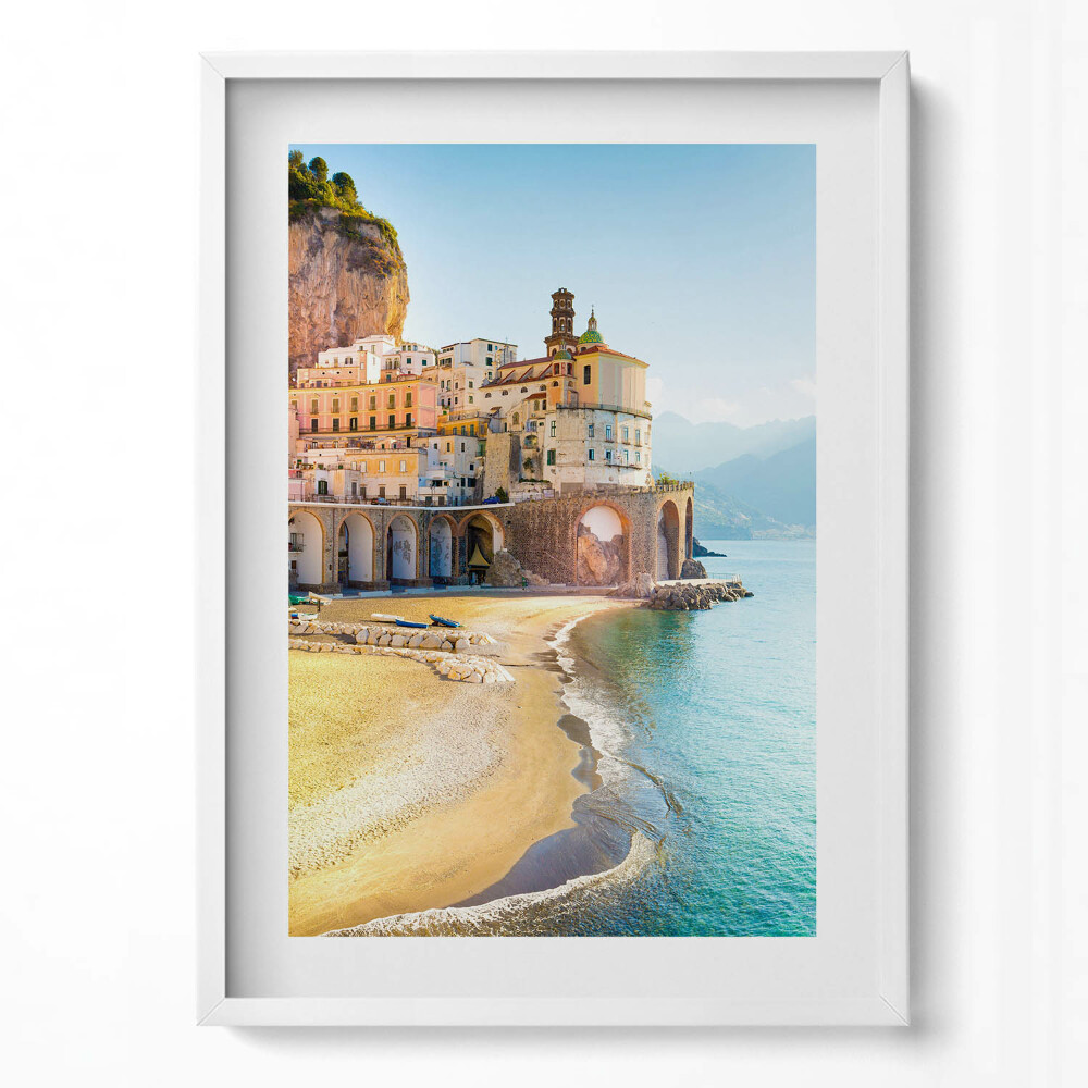 Függőleges kép keretben Tengerparti város hegyekkel