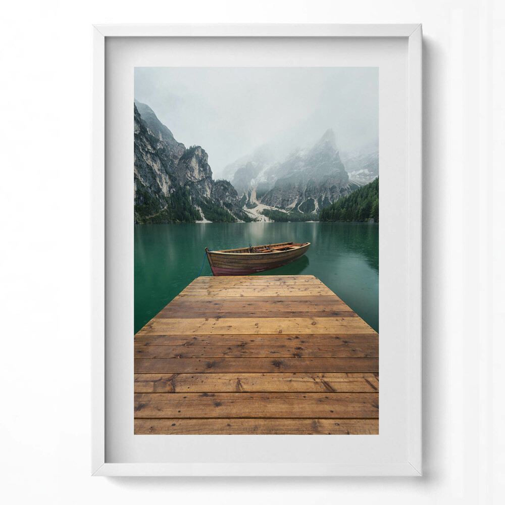 Függőleges kép keretben Hajó egy csendes tó partján