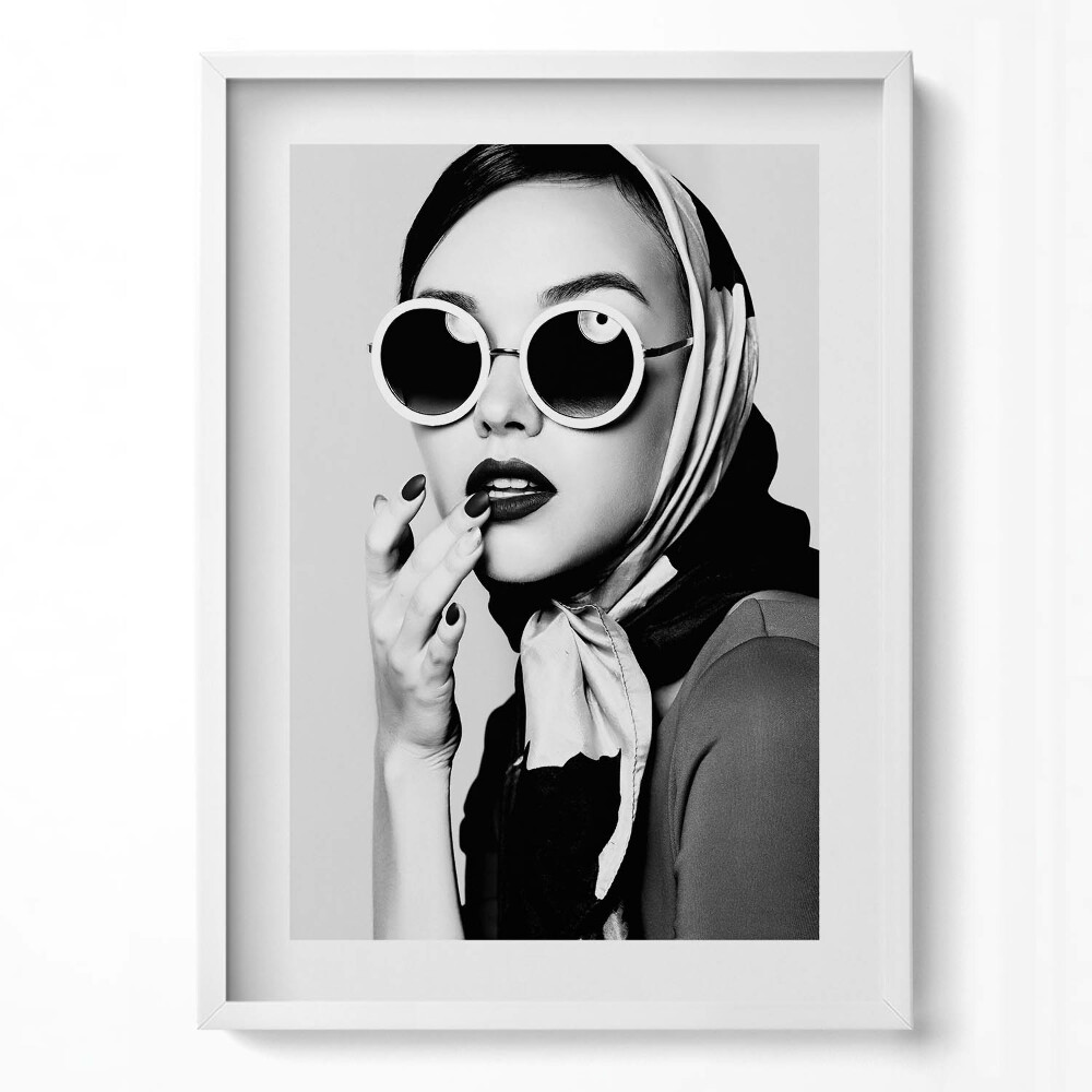 Függőleges kép keretben Stílusos nő napszemüvegben