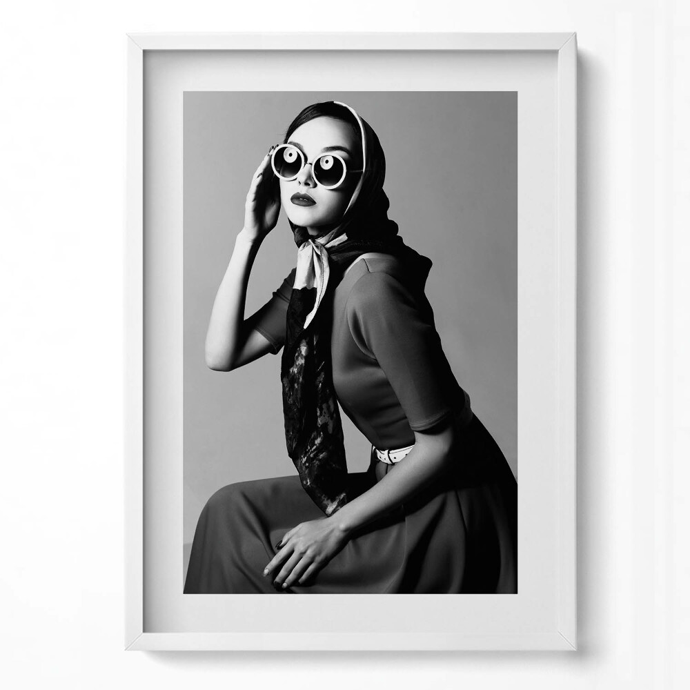 Függőleges kép keretben Fekete-fehér divatportré női modellel